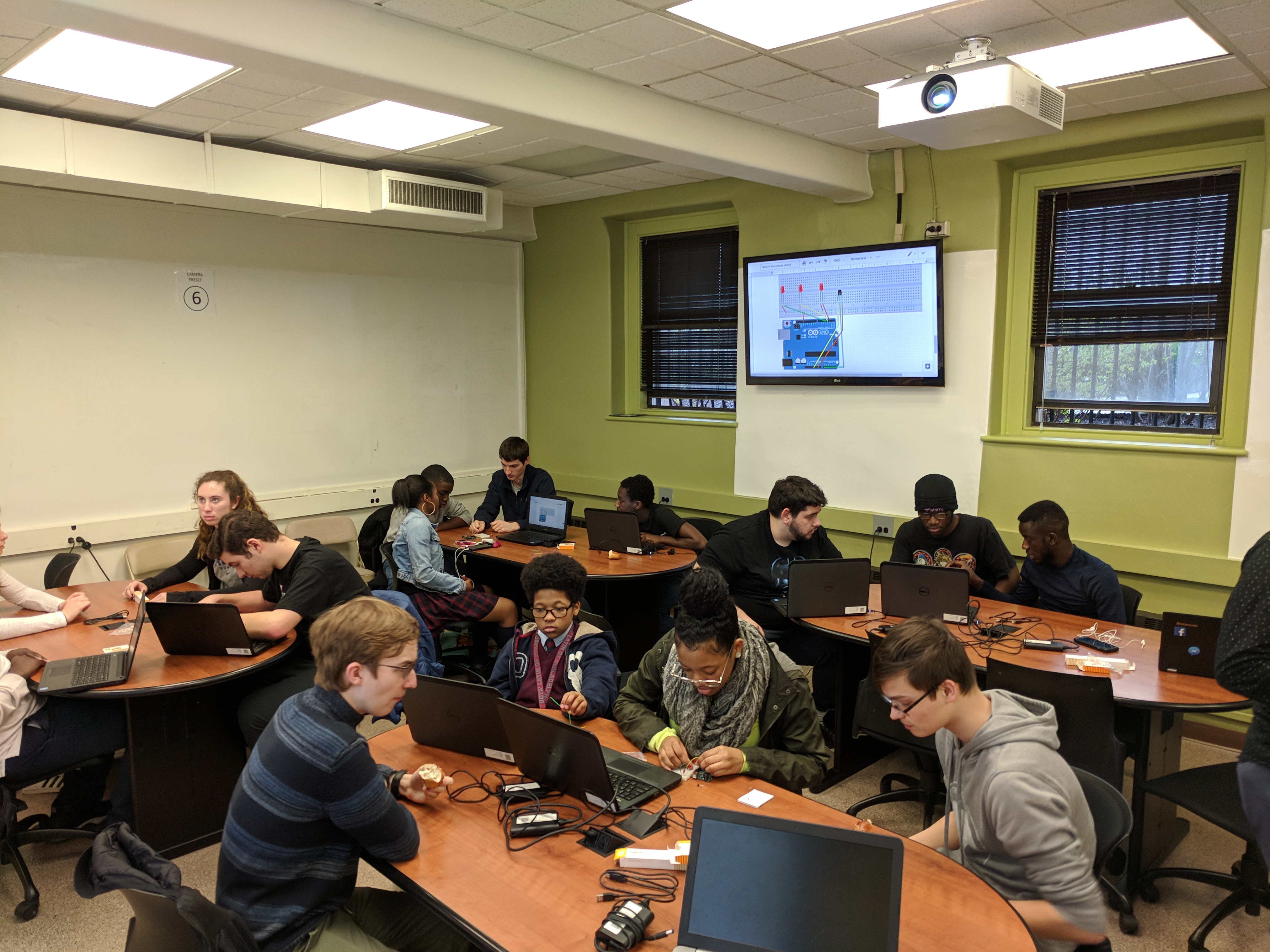 ducsteach students learning Arduino